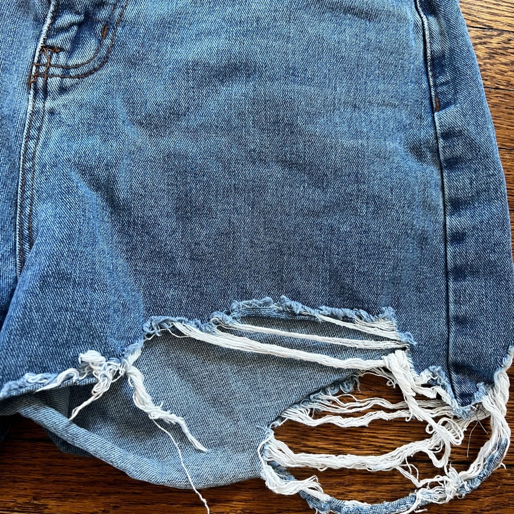 Misguided High Waisted Cut Off Distressed Denim Shorts Size‎ 6 Tall - Picture 3 of 6